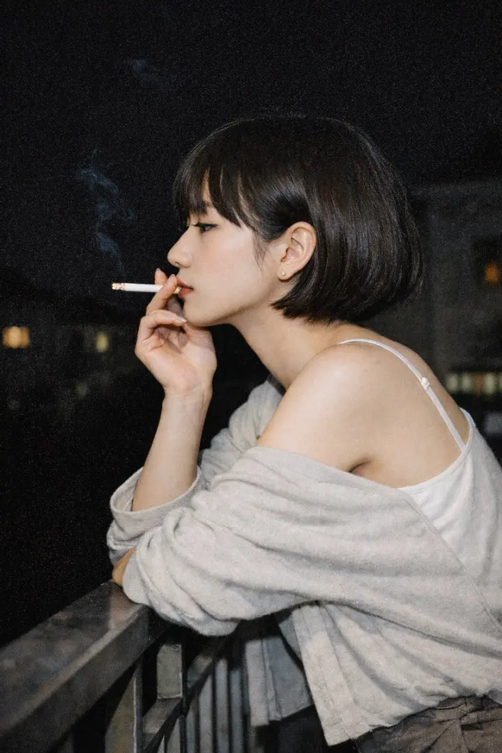 电影感夜间女性肖像摄影 generated from a GPT Image 2 prompt